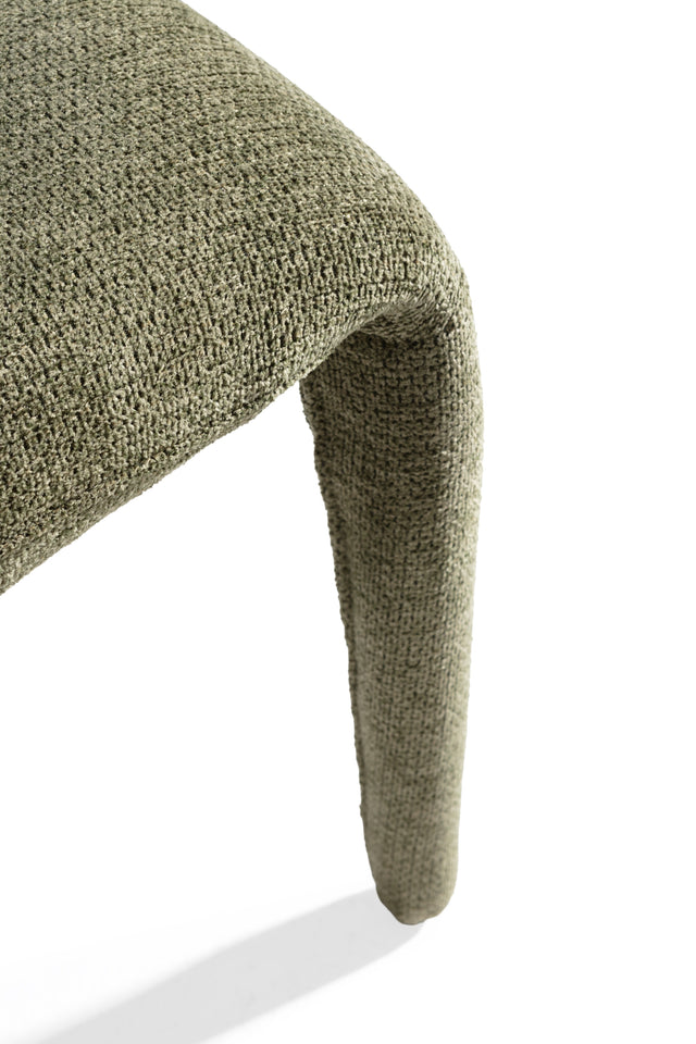 Silla de comedor Maca Verde y patas tapizadas, vista lateral derecha desde otro ángulo