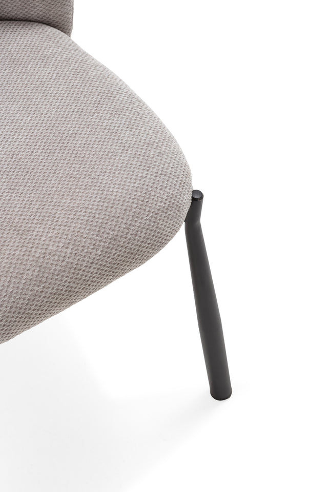 Silla Tapizada Ginny Gris, detalle del diseño