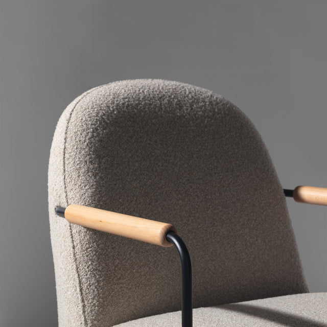 Sillón Regi Beige y patas negras, vista lateral derecha desde otro ángulo