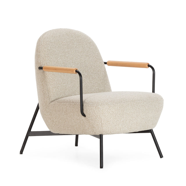 Sillón Regi Beige y patas negras, vista lateral izquierda desde otro ángulo