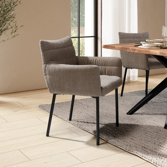 Sillón Naomi Moca, en ambiente de salón desde otro ángulo