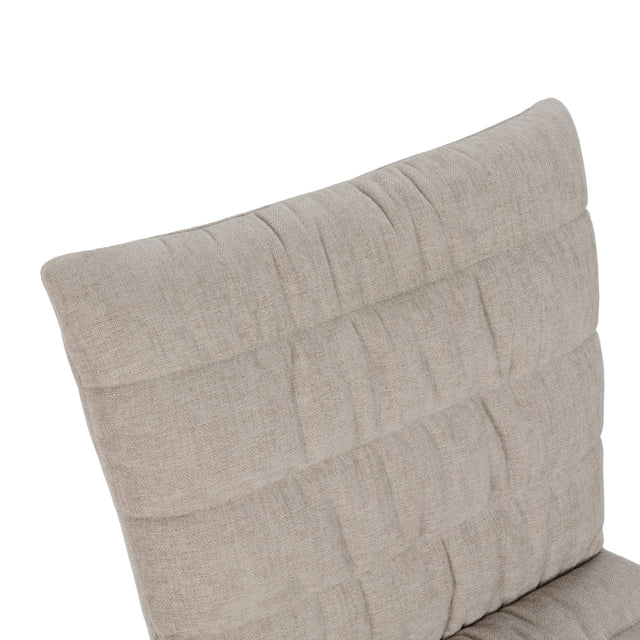 Silla de comedor Naomi Beige, vista lateral derecha desde otro ángulo