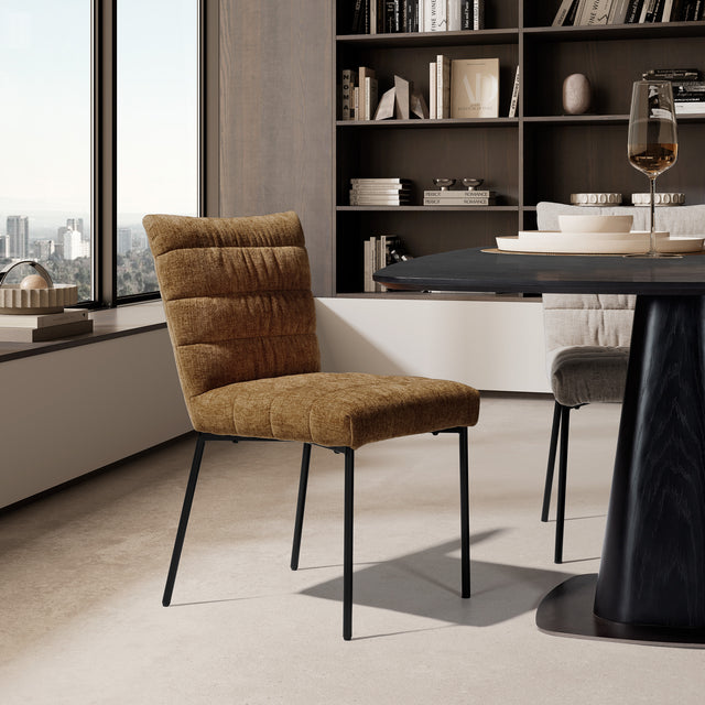 Silla de comedor Naomi Teja, en ambiente de comedor desde otro ángulo
