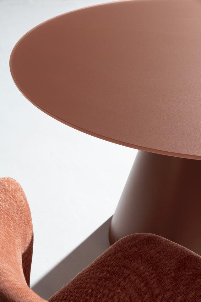 Mesa de comedor redonda Vida 120 cm Terracota pie terracota, vista lateral derecha desde otro ángulo