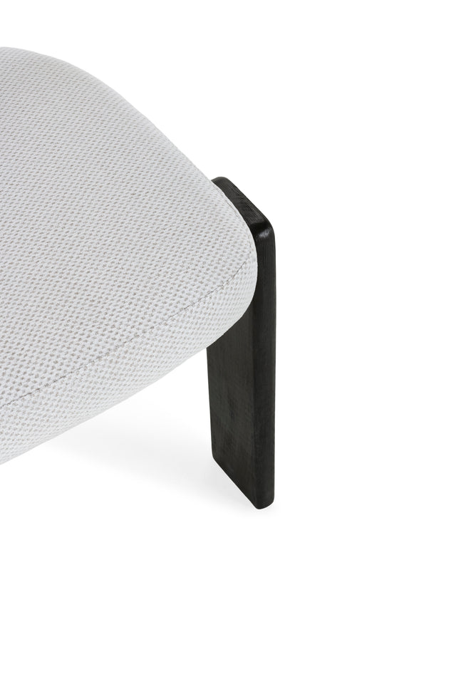 Silla de Comedor Tapizada Nadia Gris Hielo & Negro, detalle del acabado