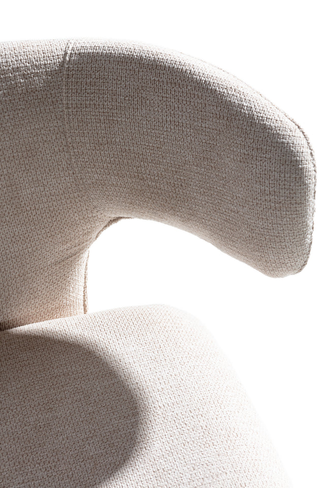 Silla de comedor Maca Beige patas tapizadas, vista lateral derecha desde otro ángulo