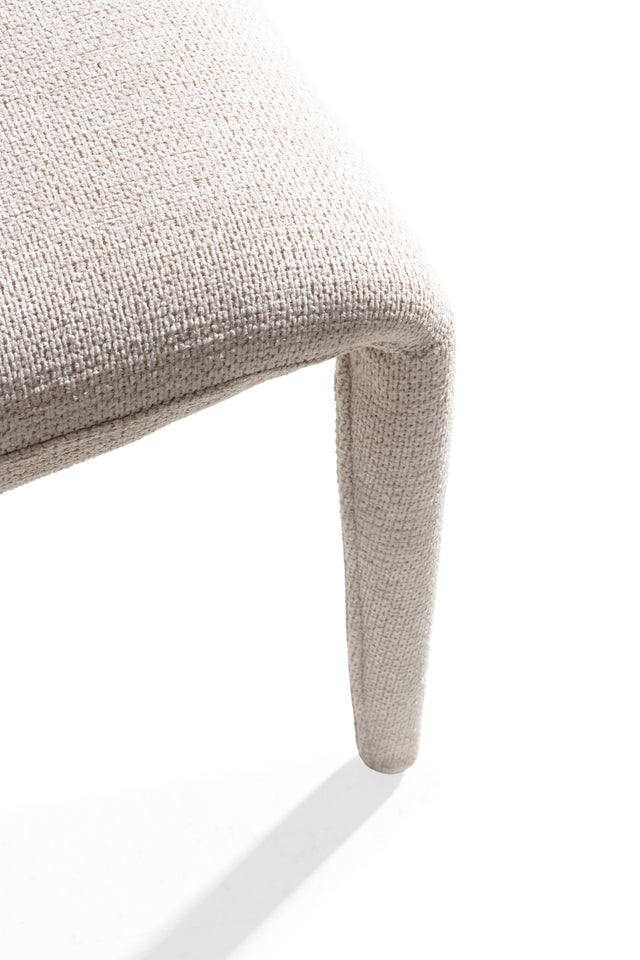 Silla de comedor Maca Beige patas tapizadas, vista lateral derecha desde otro ángulo