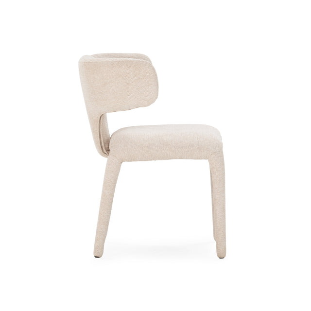 Silla de comedor Maca Beige patas tapizadas, vista lateral izquierda desde otro ángulo