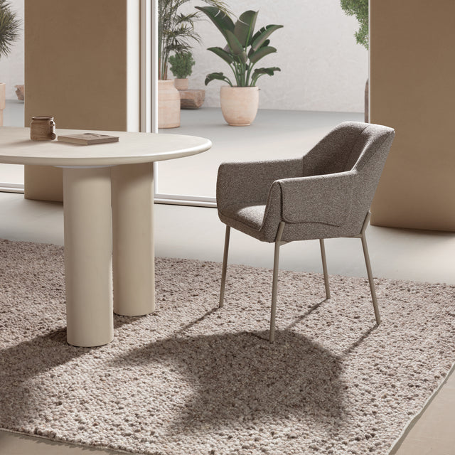 Sillón Suma Moka y patas moka, en ambiente de salón desde otro ángulo