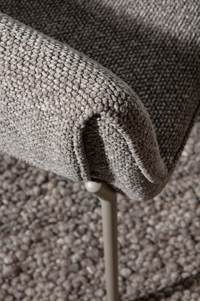 Sillón Suma Moka y patas moka, vista lateral derecha desde otro ángulo
