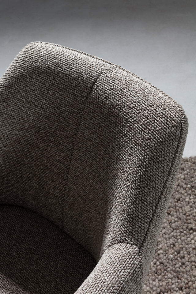 Sillón Suma Moka y patas moka, vista lateral derecha