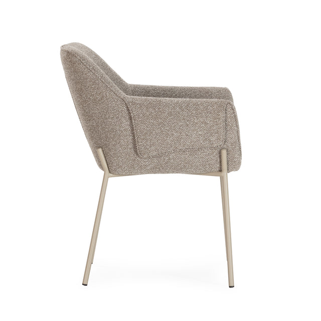 Sillón Suma Moka y patas moka, vista lateral izquierda desde otro ángulo