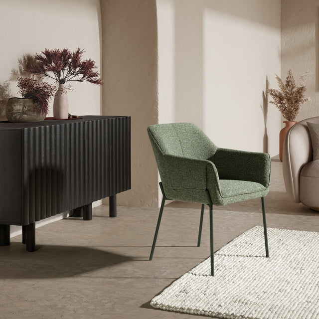 Sillón Suma Verde y patas negras, en ambiente de salón