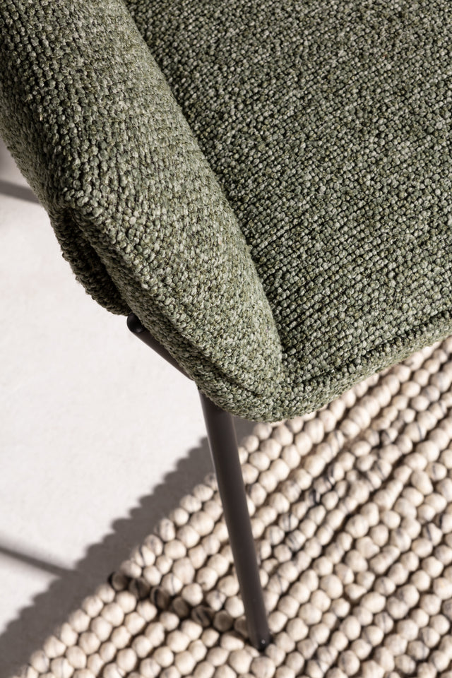 Sillón Suma Verde y patas negras, vista lateral derecha desde otro ángulo
