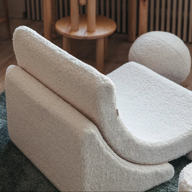 Sillón Infantil de Borreguillo Luna blanca crema con acabado crema en ambiente de estilo nórdico