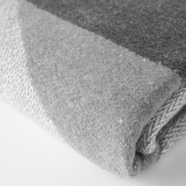 Mueble Manta Arizona Gris Medio con acabado gris en ambiente de estilo nórdico