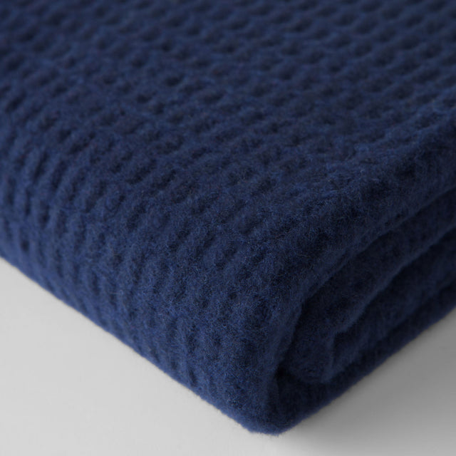 Mueble Manta Basics Waffle Azul Marino en ambiente de estilo nórdico