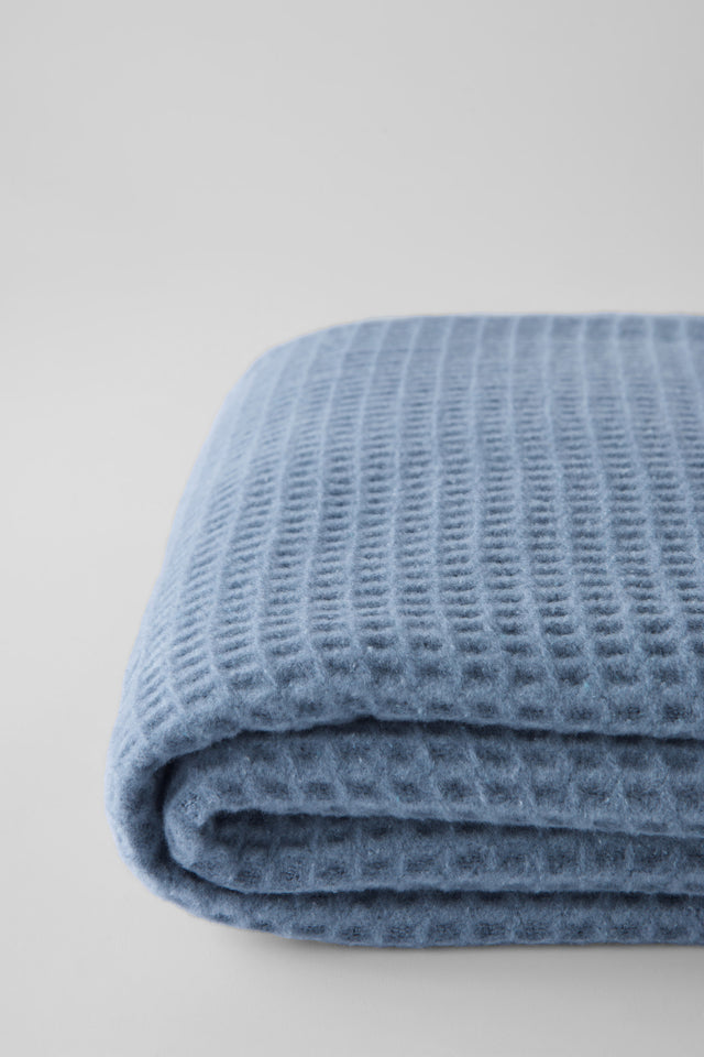 Mueble Manta Basics Waffle Azul Noche en ambiente de estilo nórdico