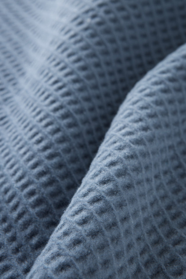 Mueble Manta Basics Waffle Azul Noche en ambiente de estilo nórdico