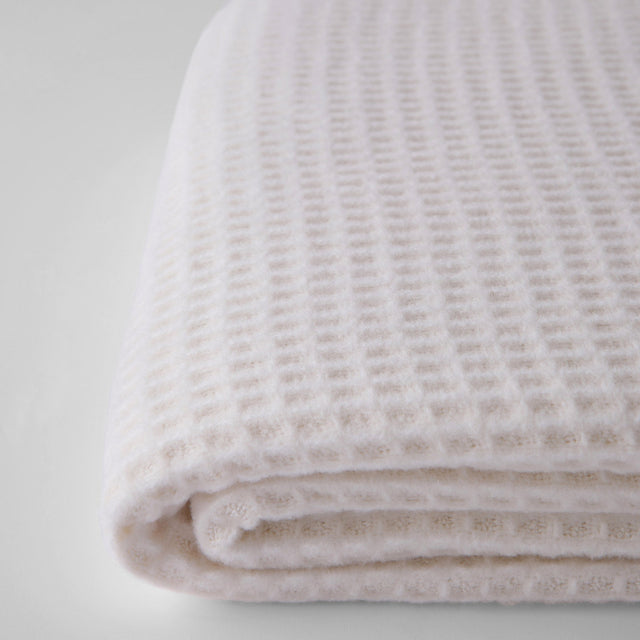Mueble Manta Basics Waffle Crema con acabado crema en ambiente de estilo nórdico