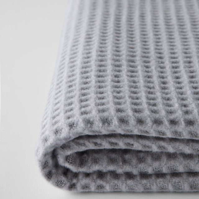 Mueble Manta Basics Waffle Gris Claro con acabado gris en ambiente de estilo nórdico