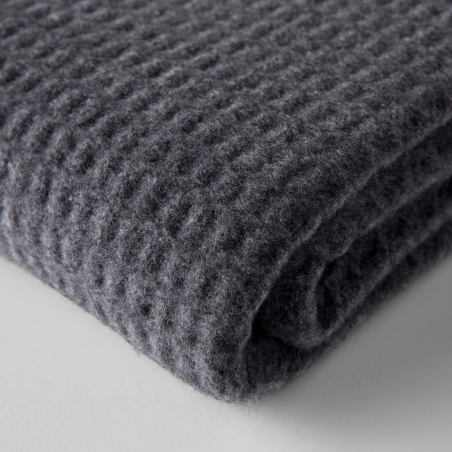 Mueble Manta Basics Waffle Gris Oscuro con acabado gris en ambiente de estilo nórdico