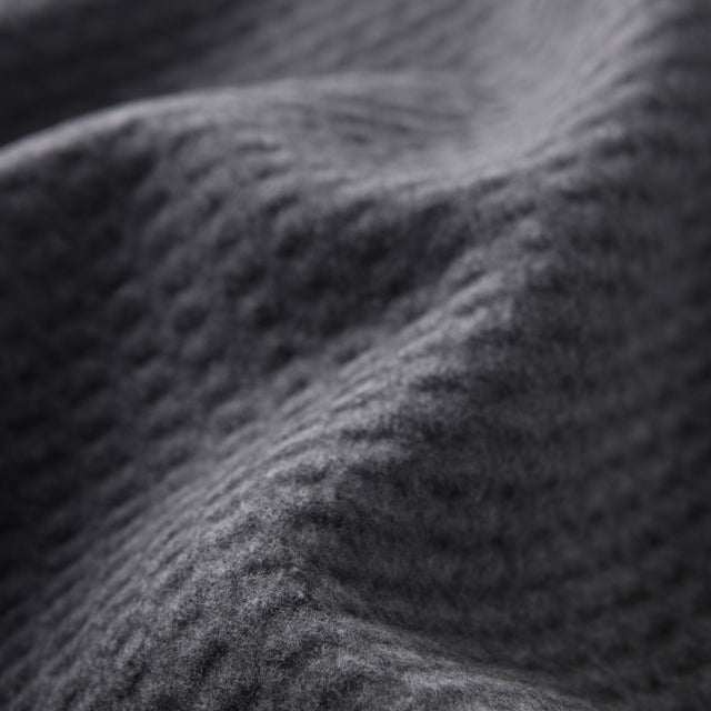 Mueble Manta Basics Waffle Gris Oscuro con acabado gris en ambiente de estilo nórdico