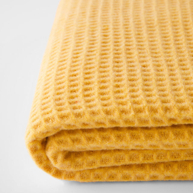 Mueble Manta Basics Waffle Mostaza en ambiente de estilo nórdico