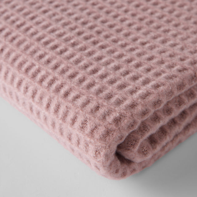 Mueble Manta Basics Waffle Rosa Polvo en ambiente de estilo nórdico