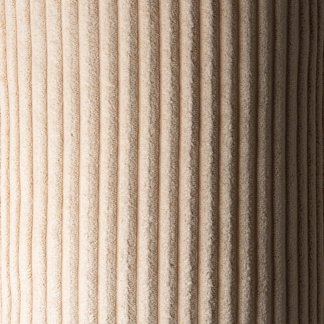 Mueble Puf Tumbona de Pana Beige con acabado beige en ambiente de estilo nórdico