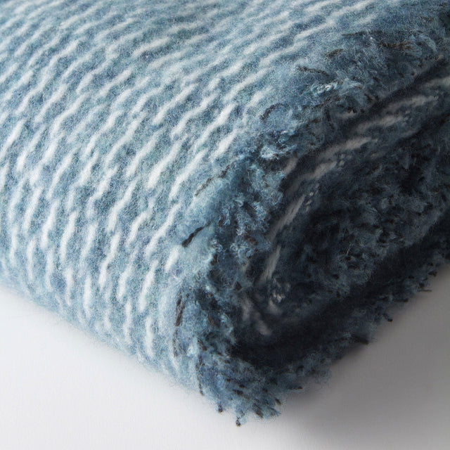 Mueble Manta Curly Teal en ambiente de estilo nórdico