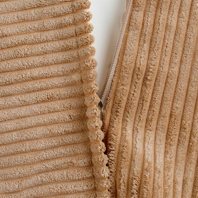 Mueble Puf Tumbona de Pana Marrón detalle de estilo nórdico