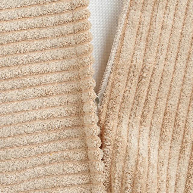 Mueble Puf Tumbona de Pana Beige con acabado beige detalle de estilo nórdico