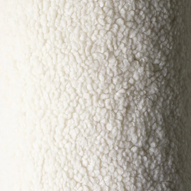 Mueble Almohada U de Borreguillo Blanco Crema con acabado blanco, acabado crema en ambiente de estilo nórdico