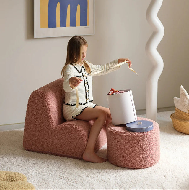 Mueble Puf Asiento Redondo de Borreguito Rosa en ambiente de estilo nórdico