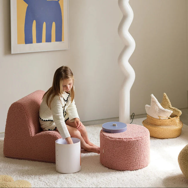 Mueble Puf Asiento Redondo de Borreguito Rosa en ambiente de estilo nórdico