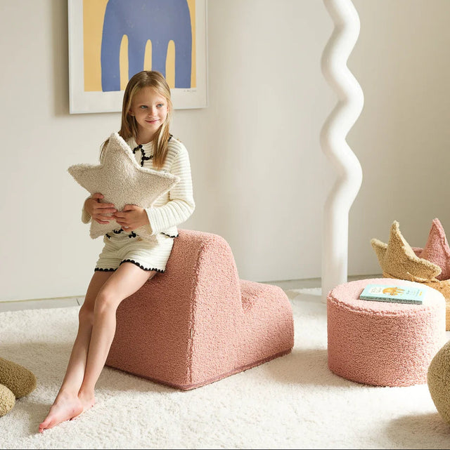 Mueble Puf Asiento Redondo de Borreguito Rosa en ambiente de estilo nórdico
