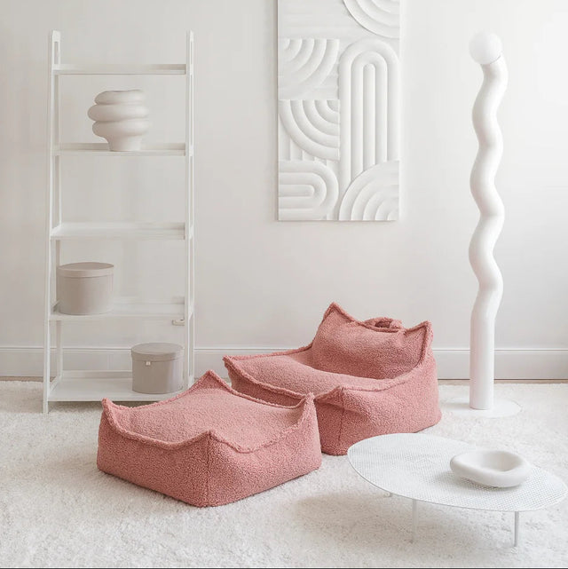 Silla Set Puf Infantil Silla + Cuadrado de Borreguillo Rosa en ambiente de estilo nórdico