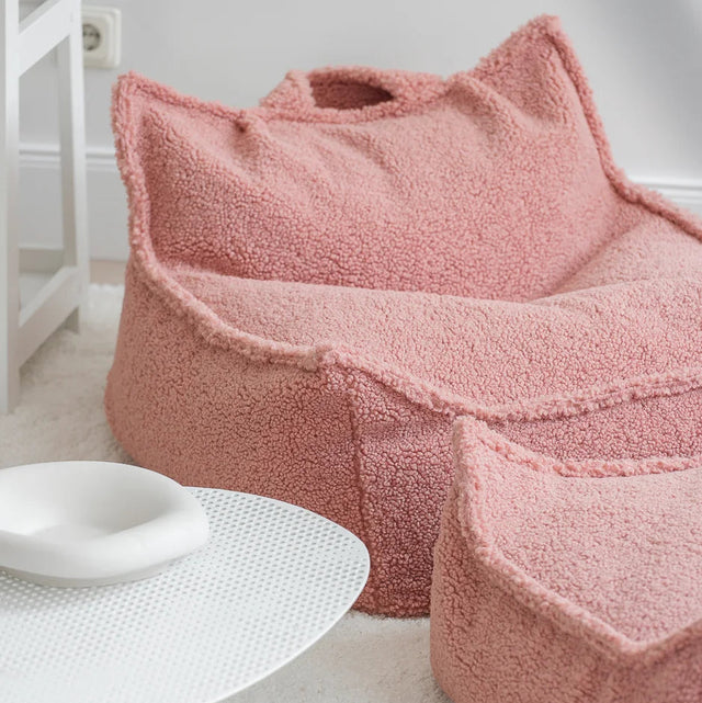 Silla Set Puf Infantil Silla + Cuadrado de Borreguillo Rosa en ambiente de estilo nórdico