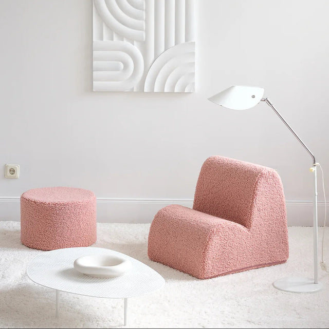 Mueble Puf Asiento Redondo de Borreguito Rosa en ambiente de estilo nórdico