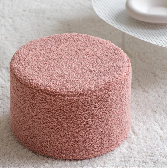 Mueble Puf Asiento Redondo de Borreguito Rosa en ambiente de estilo nórdico
