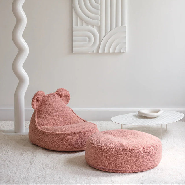 Mueble Set Puf Infantil Osito + Redondo de Borreguito Rosa en ambiente de estilo nórdico