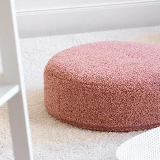 Mueble Puf Redondo de Borreguito Rosa en ambiente de estilo nórdico
