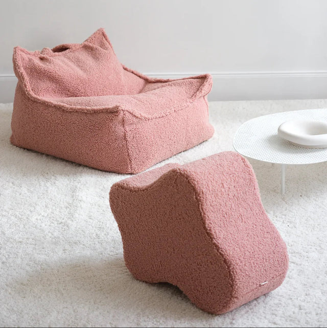 Mueble Puf Infantil Nube de Borreguito Rosa en ambiente de estilo nórdico