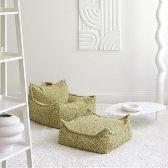 Silla Set Puf Infantil Silla + Cuadrado de Borreguillo Verde con acabado verde en ambiente de estilo nórdico