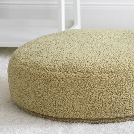 Mueble Puf Redondo de Borreguito Verde con acabado verde en ambiente de estilo nórdico