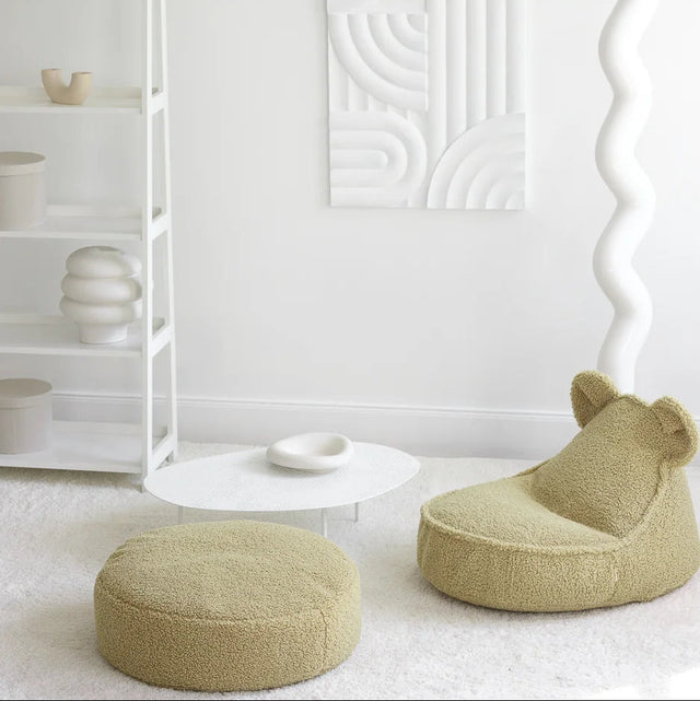 Mueble Set Puf Infantil Osito + Redondo de Borreguito Verde con acabado verde en ambiente de estilo nórdico