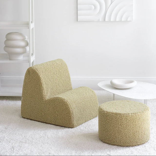 Mueble Puf Asiento Redondo de Borreguito Verde con acabado verde en ambiente de estilo nórdico