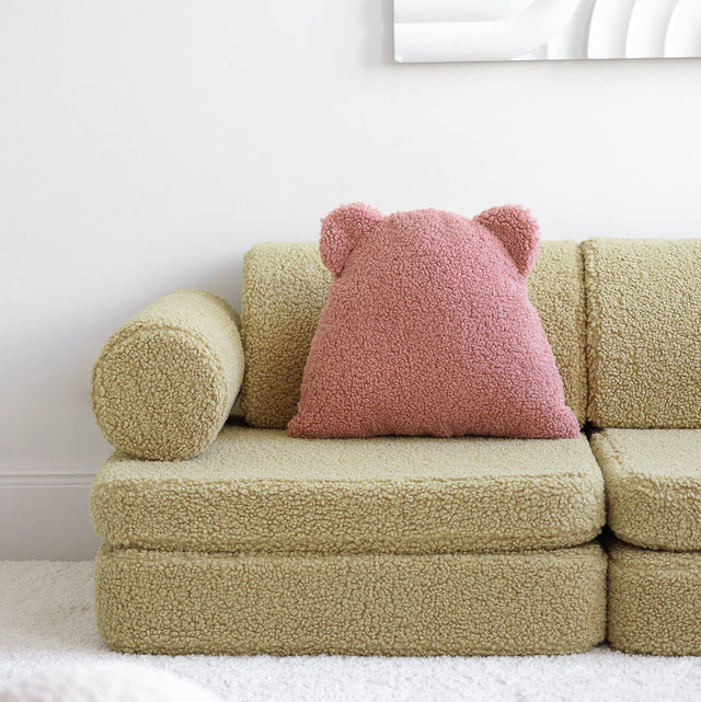 Mueble Cojín Osito de Borreguito Rosa en ambiente de estilo nórdico