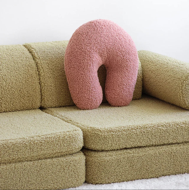 Mueble Almohada U de Borreguillo Rosa en ambiente de estilo nórdico